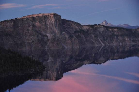 O belo reflexo formado pelas águas puras do Crater Lake, no sul do Oregon, estado da costa oeste dos Estados Unidos
